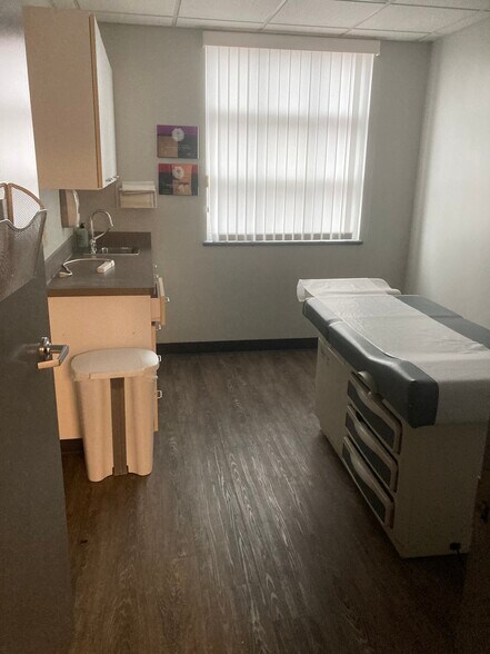 More Photos Of 3510 Clinton Pl, Lawrence Medical For Lease