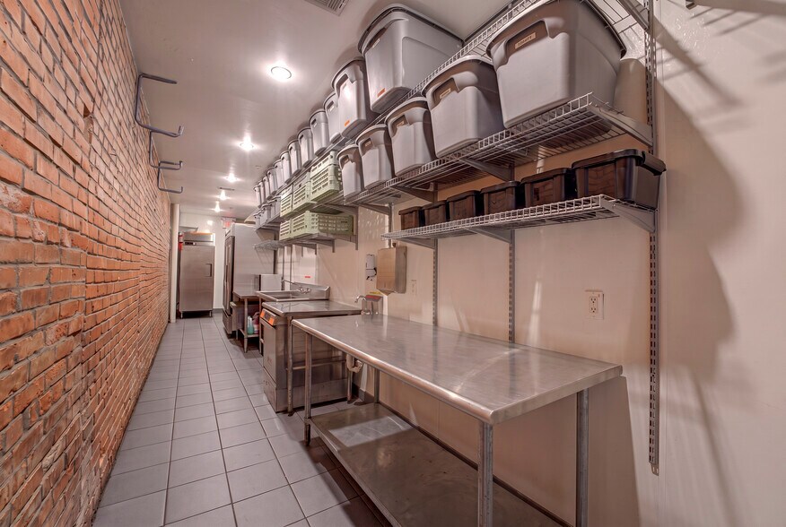 More Photos Of 1013 E 15th St, Plano Storefront For Sale