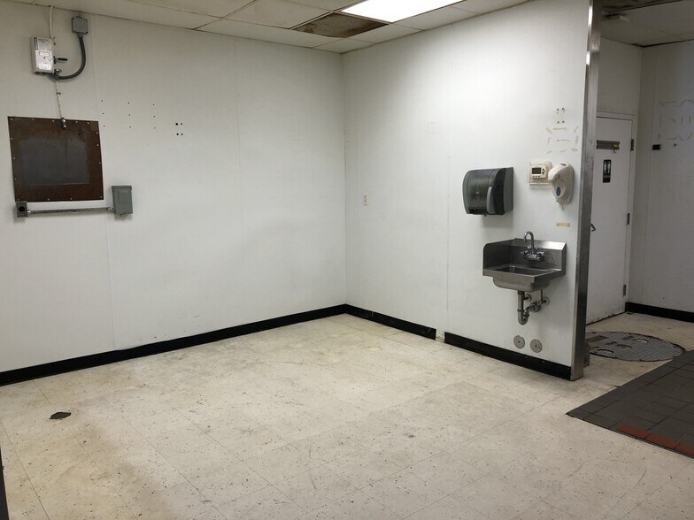 More Photos Of 923 N Miami Blvd, Durham General Retail For Lease