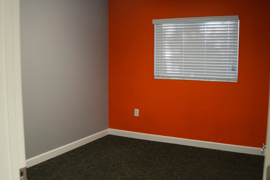 More Photos Of 4460 Edgewater Dr, Orlando Office For Lease