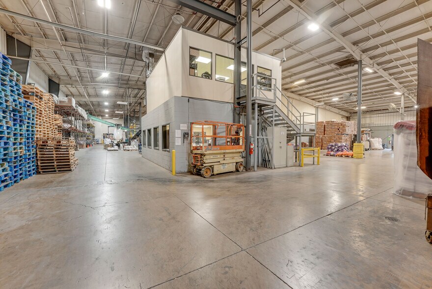 More Photos Of 400 Great Lakes Pky, Bellevue Warehouse For Sale