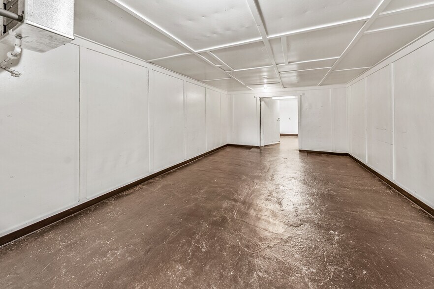 More Photos Of 211 Front St, Central Point General Retail For Sale