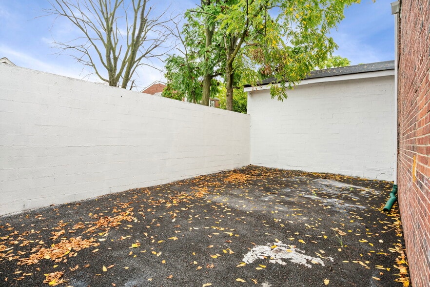 More Photos Of 4928 Marlboro Pike, Capitol Heights General Retail For Lease