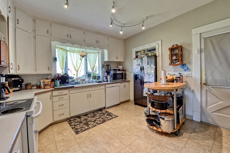 More Photos Of 5214 Guide Meridian, Bellingham Auto Repair For Sale