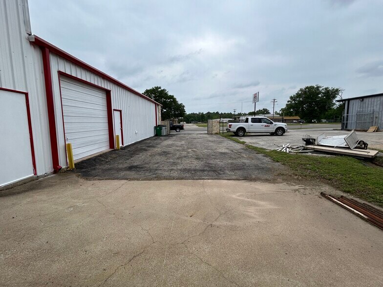 More Photos Of 5424 W Oak St, Palestine Showroom For Lease