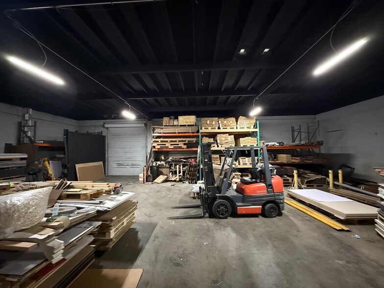 More Photos Of 19316-19320 Londelius St, Northridge Warehouse For Lease