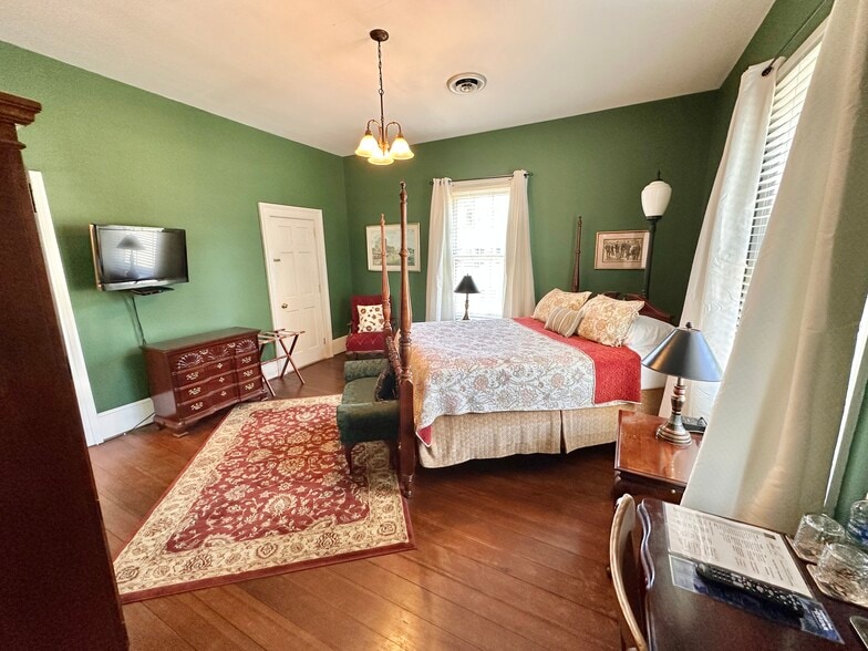 More Photos Of 615 College St, Clinton Hotel For Sale