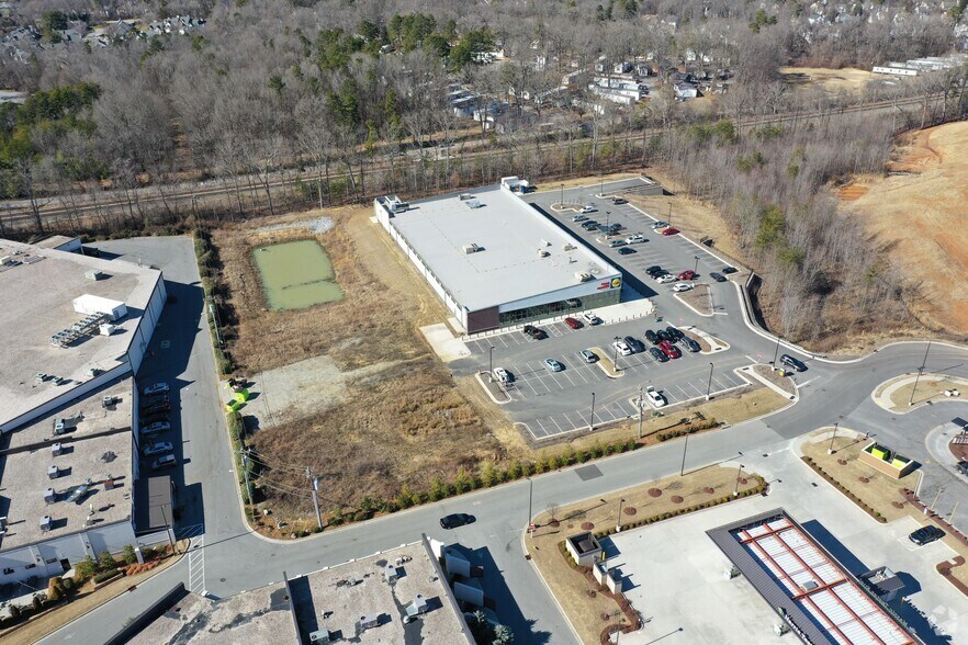 More Photos Of 5696 W Gate City Blvd, Greensboro Supermarket For Lease