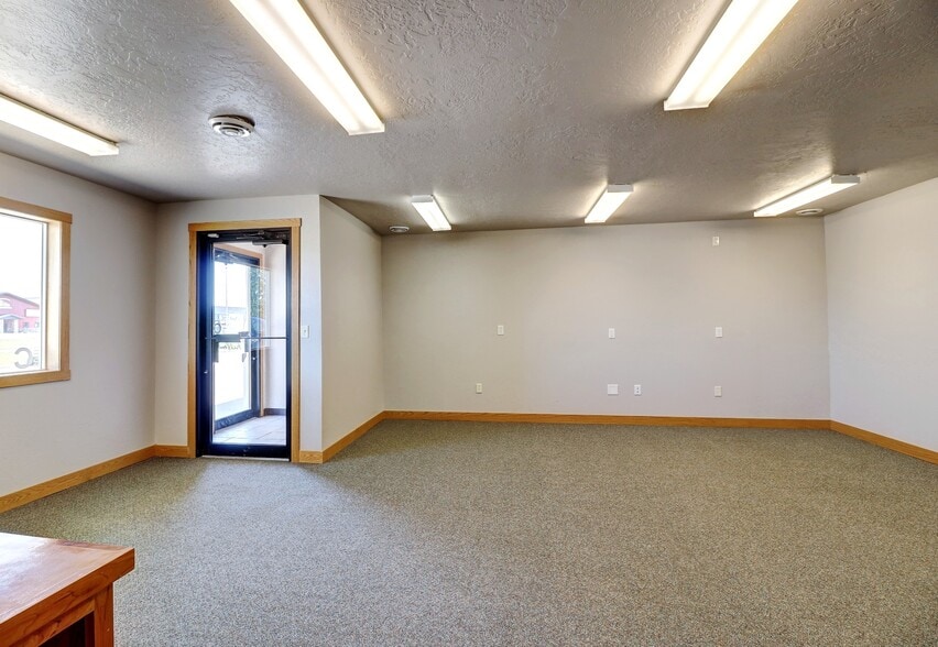 More Photos Of 5402 53rd Ave S, Fargo Auto Repair For Lease