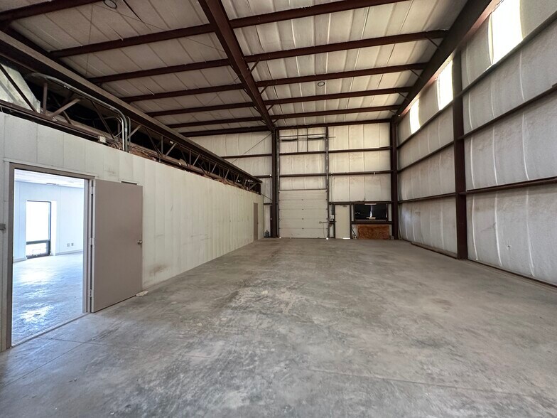More Photos Of 1810 Lee Ave, Odessa Warehouse For Lease