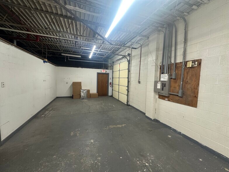 More Photos Of 2250-2266 Military Rd, Tonawanda Warehouse For Lease