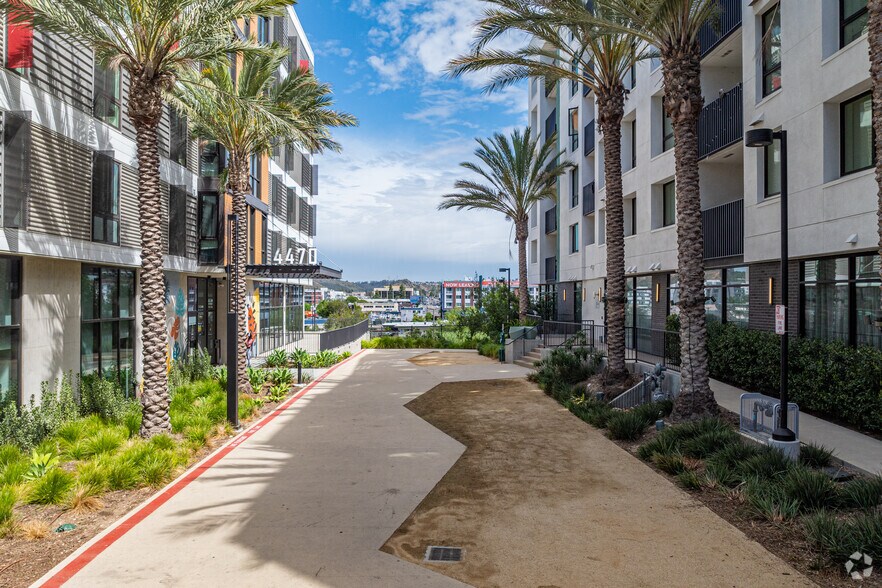 More Photos Of 4520 Alvarado Canyon Rd, San Diego Apartments For Lease