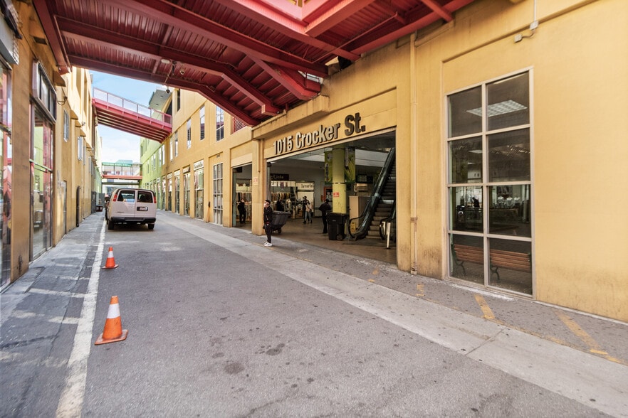 More Photos Of 1015 Crocker St, Los Angeles Storefront For Sale