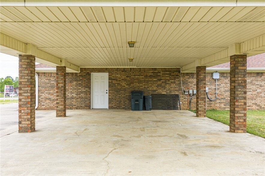 More Photos Of 706 W Broadway St, Spiro Medical For Sale