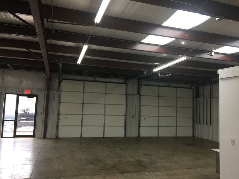 More Photos Of 621-633 N Kessler St, Wichita Showroom For Lease