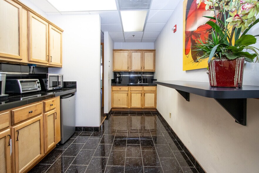More Photos Of 202 E Earll Dr, Phoenix Medical For Sale