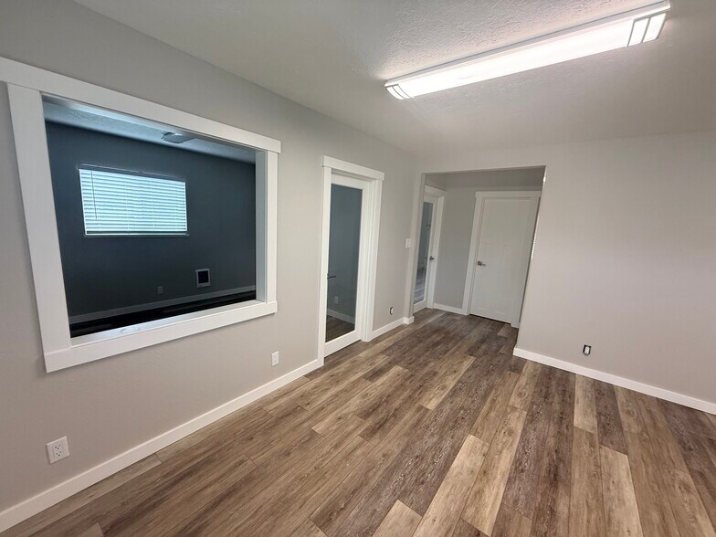 More Photos Of 490 N Pine St, Canby Service For Lease