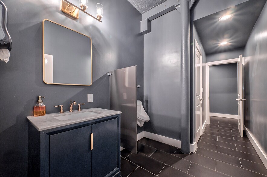 More Photos Of 8808 Rockaway Beach Blvd, Rockaway Beach Storefront Retail Office For Lease