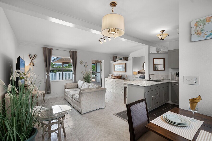 More Photos Of 13901 Old Dixie Hwy, Hudson Multifamily For Sale