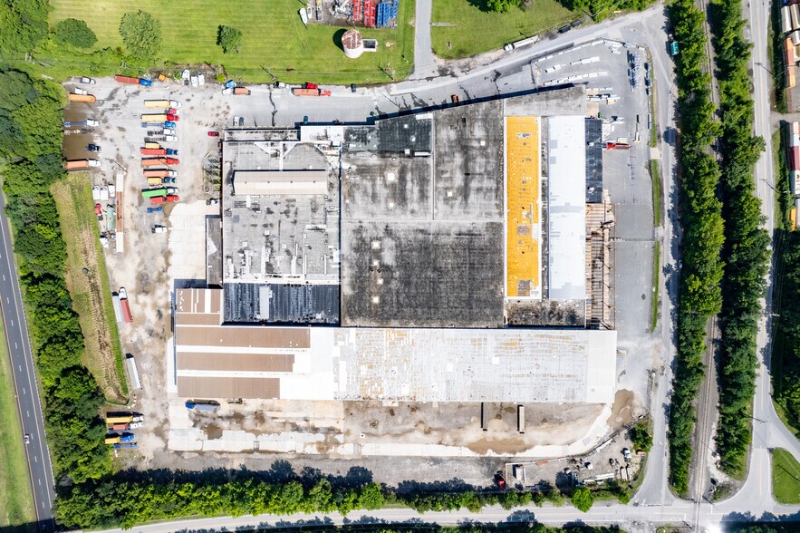 More Photos Of 8203 Fischer Rd, Dundalk Warehouse For Lease