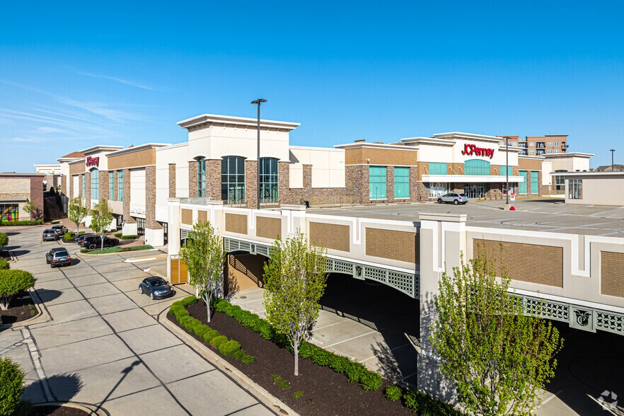 More Photos Of 6903 W 135th St, Overland Park General Retail For Lease