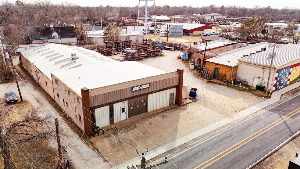 More Photos Of 111 E Liberty St, Pilot Point General Retail For Sale