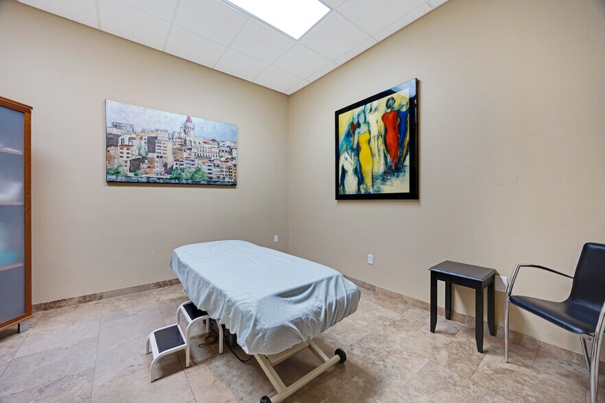 More Photos Of 7336 E Deer Valley Rd, Scottsdale Office For Sale