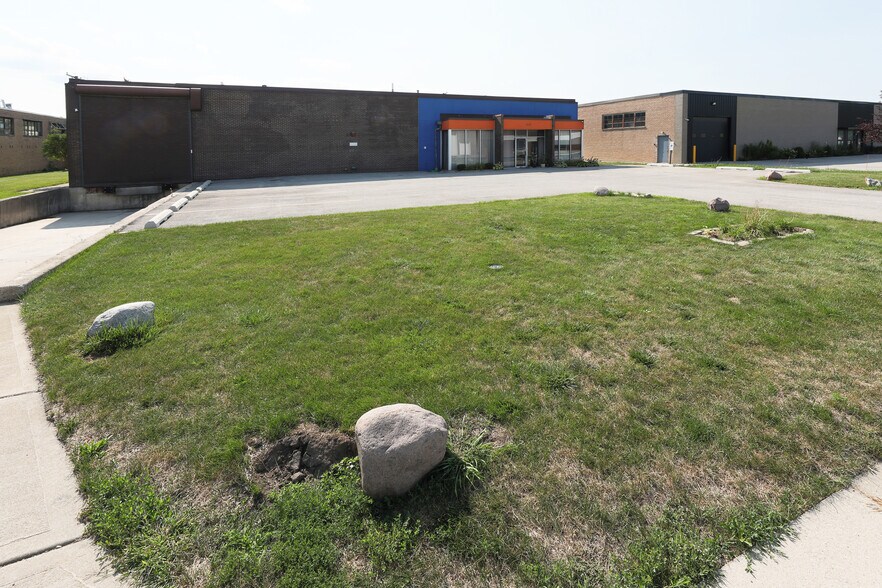 More Photos Of 820 Nicholas Blvd, Elk Grove Village Manufacturing For Lease