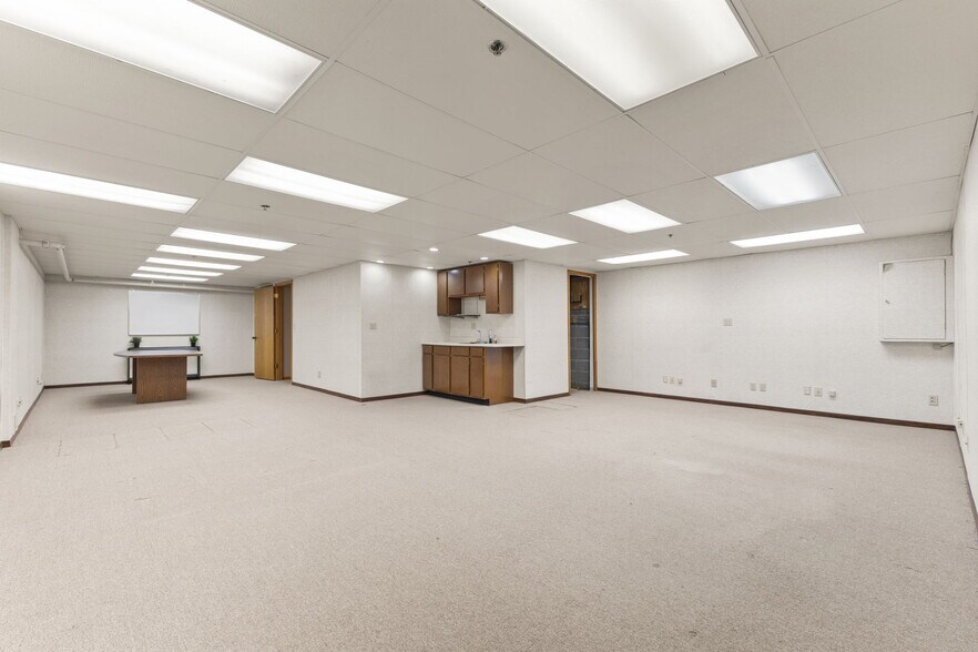 More Photos Of 2575 N Hamline Ave, Roseville Office For Sale