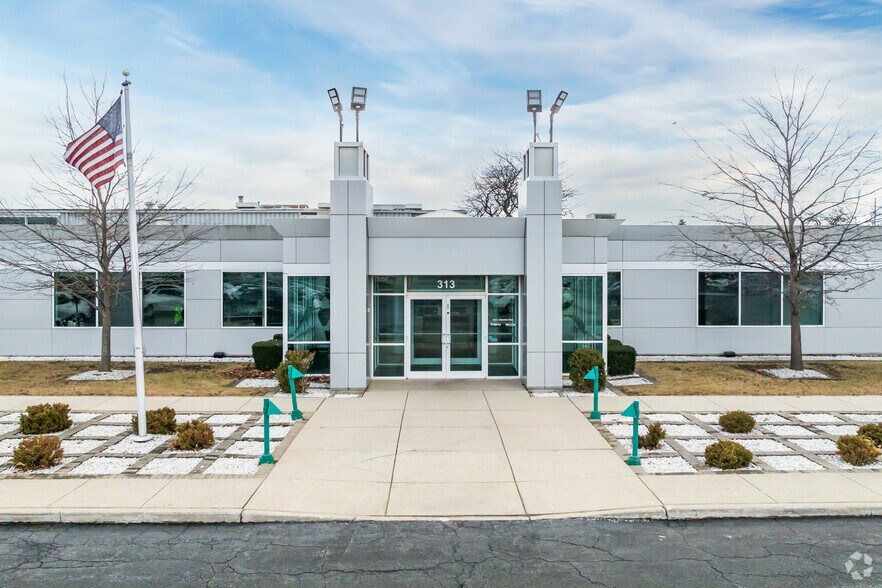 More Photos Of 313 S Rohlwing Rd, Addison Distribution For Lease