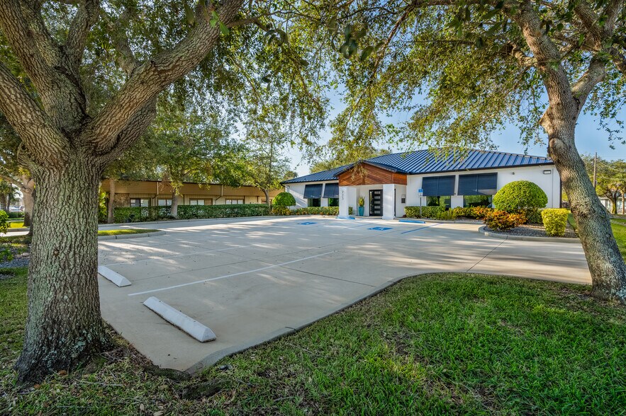 More Photos Of 223 N Causeway, New Smyrna Beach Medical For Sale