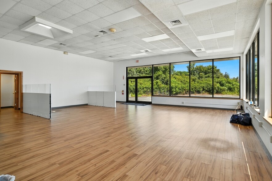 More Photos Of 48 Damon Rd, Northampton Auto Dealership For Lease