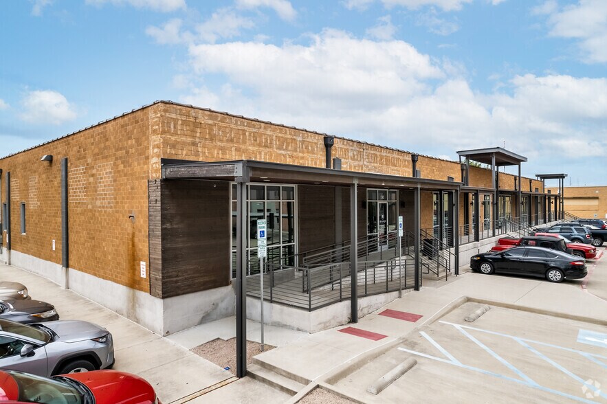 More Photos Of 608 E Hickory St, Denton General Retail For Lease