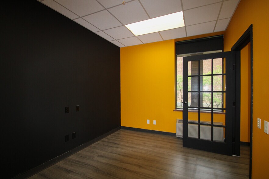 More Photos Of 9911 Shelbyville Rd, Louisville Office For Sale