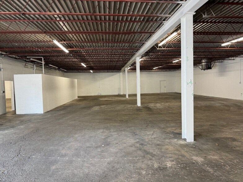 More Photos Of 1433 W Lark Industrial Dr, Fenton Warehouse For Lease