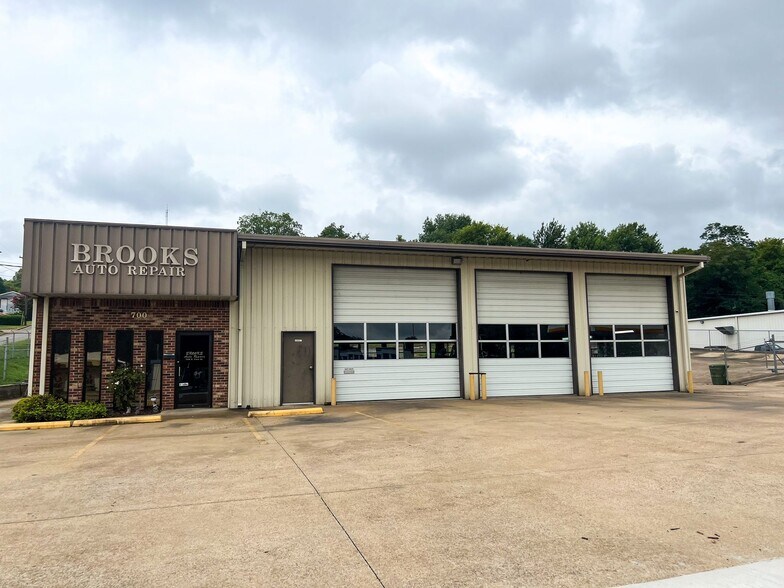 More Photos Of 700 N 1st St, Pulaski Auto Repair For Sale