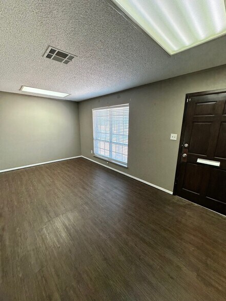 More Photos Of 330 N 4th St, Muskogee Office For Sale