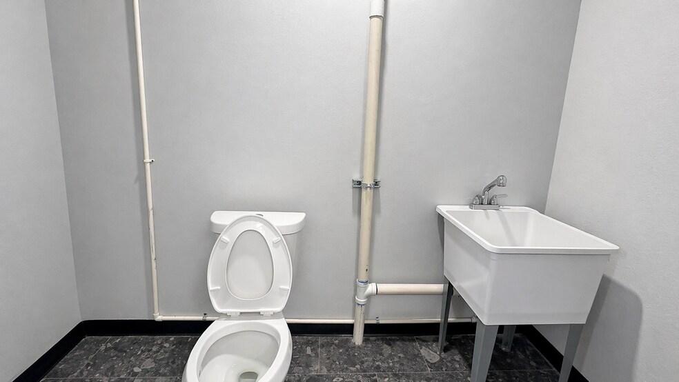 More Photos Of 1420 NE 131st St, North Miami Service For Lease