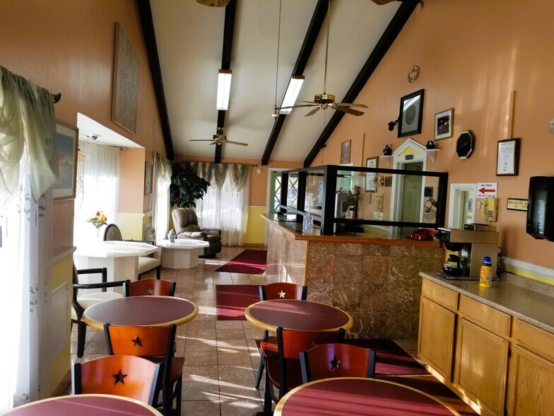 More Photos Of 1617 N Summit St, Arkansas City Hotel For Sale