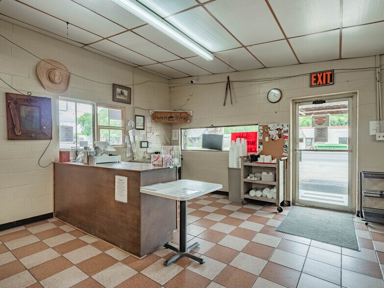 More Photos Of 424 N Texas St, De Leon Restaurant For Sale
