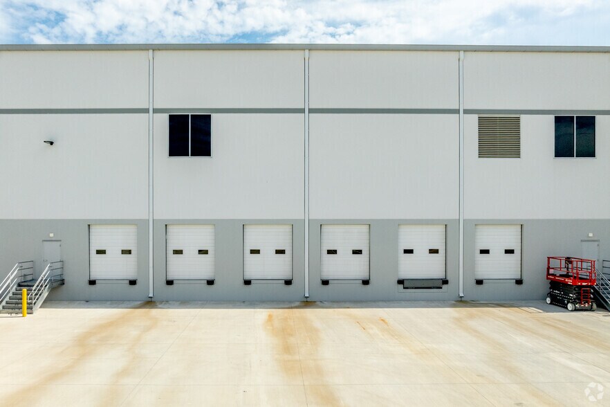 More Photos Of 1200 Pinto Rd, Wilmer Distribution For Lease