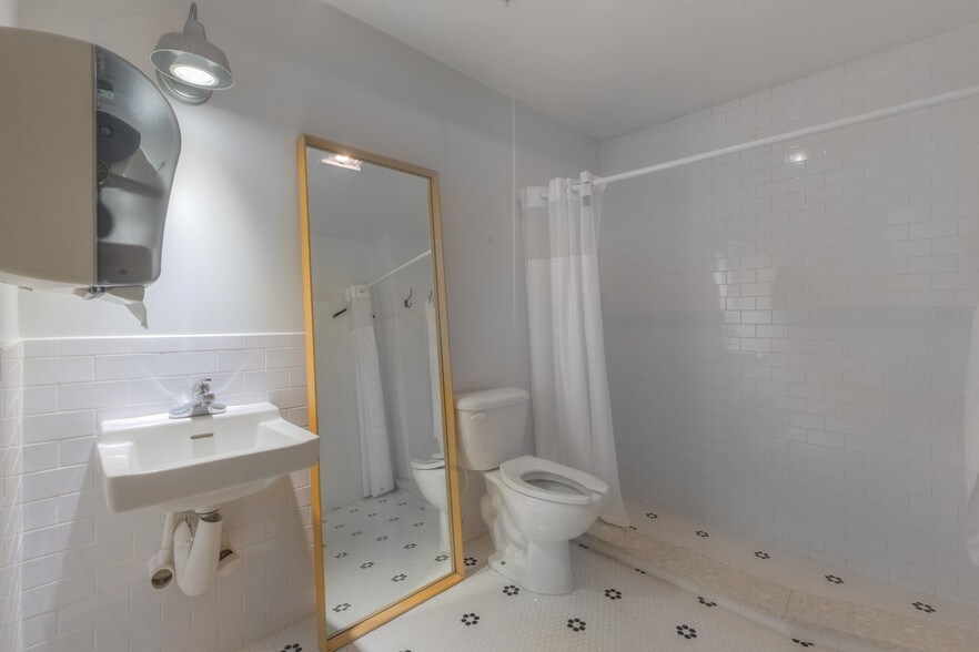 More Photos Of 1220 Biscayne Blvd, Deland Warehouse For Lease