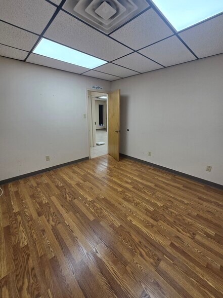 More Photos Of 3610-3616 Saturn Rd, Garland Office For Lease