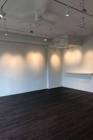 More Photos Of 165 Lakeshore Rd E, Mississauga Apartments For Lease