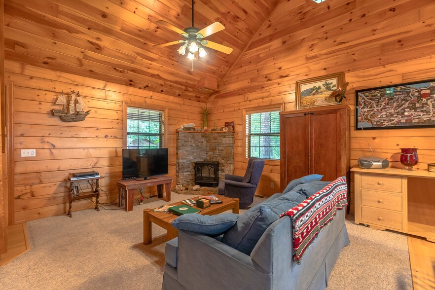 More Photos Of 15695 Highway 187, Eureka Springs Hotel For Sale
