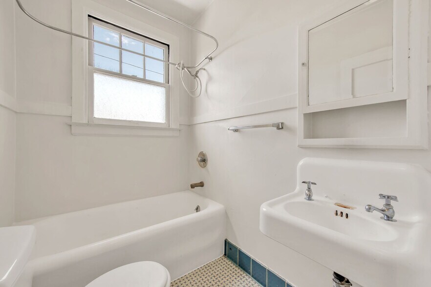 More Photos Of 1323 NW 23rd Ave, Portland Apartments For Sale