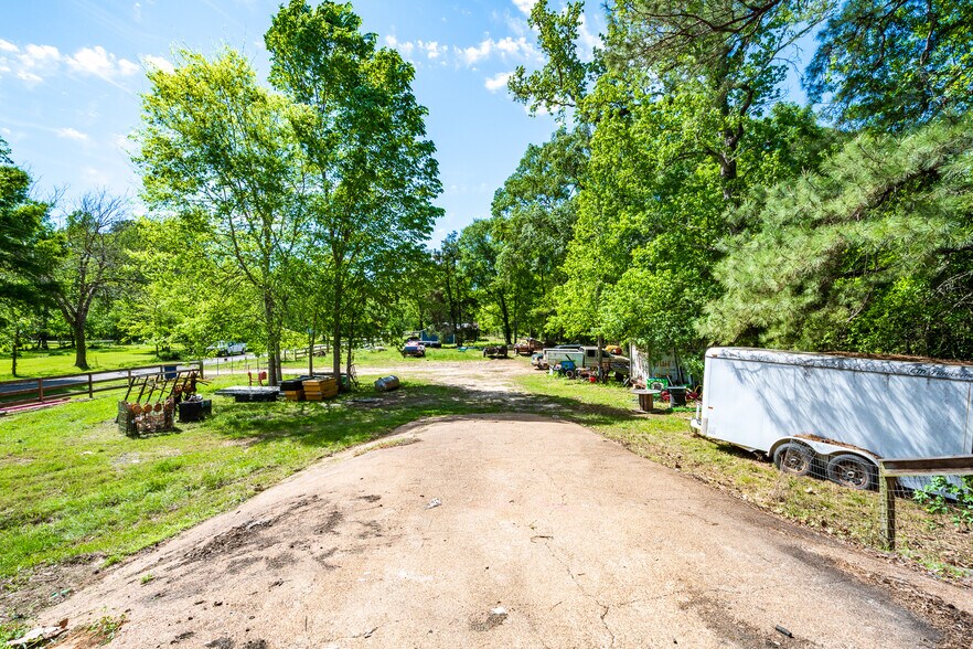 More Photos Of 910 E Church St, Livingston Service For Sale