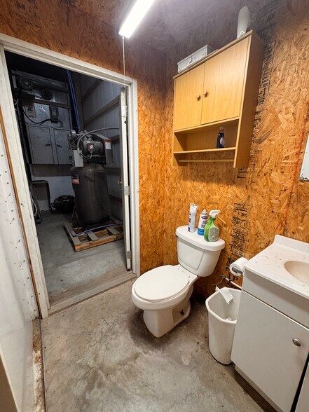 More Photos Of 517 S Main St, Stafford Flex For Sale