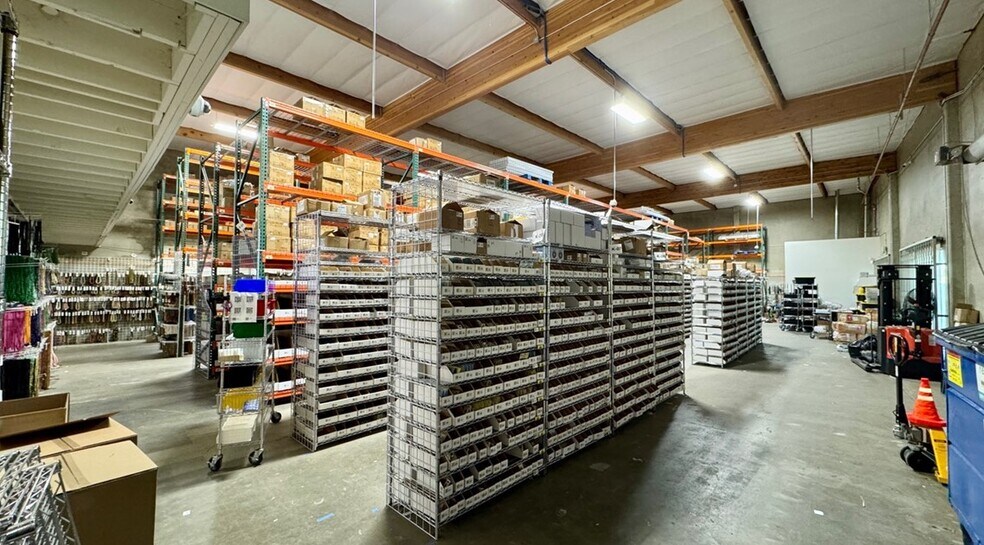 More Photos Of 18320-18330 Oxnard St, Tarzana Warehouse For Lease