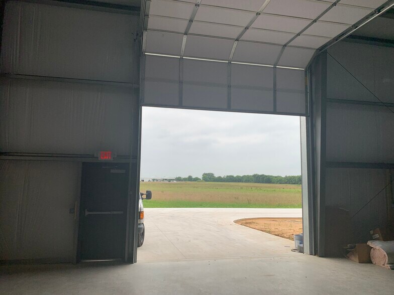 More Photos Of 1115 jc lane, Pilot Point Unknown For Lease